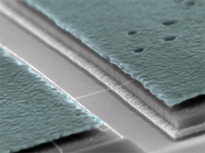 «Подвешенная» нанотрубка длиной 800 нм (иллюстрация авторов работы).