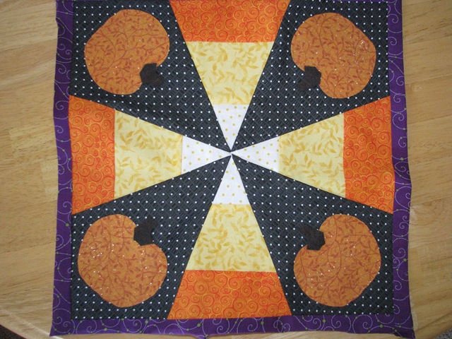 [Quilt block with pumpkins[3].jpg]