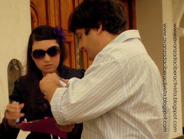[Ricardo repartiendo tarjetas de Avanzada Ciberactivista[6].jpg]