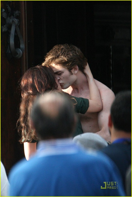 [robert-pattinson-kristen-stewart-new-moon-kiss-06[3].jpg]