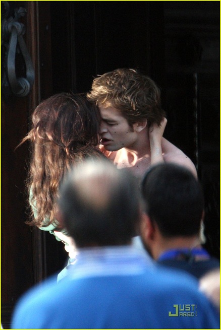 [robert-pattinson-kristen-stewart-new-moon-kiss-07[3].jpg]