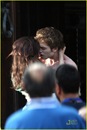 robert-pattinson-kristen-stewart-new-moon-kiss-07