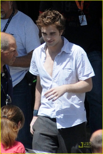 [robert-pattinson-kristen-stewart-new-moon-kiss-02[3].jpg]