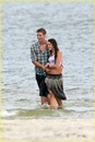 miley-cyrus-liam-hemswroth-kiss-08