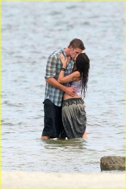 [miley-cyrus-liam-hemswroth-kiss-14[3].jpg]