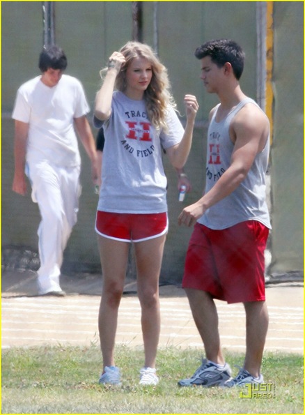 [taylor-lautner-taylor-swift-team-02[3].jpg]