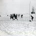 jugando al fútbol sobre el hielo; los equipos estaban formados por la guarda de babor contra la de estribor.