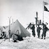 El campamento Océano. Ësta es una de las últimas fotos que Hurley tomó con su equipo profesional , sobre el 9 de noviembre .