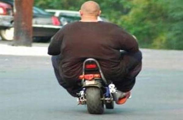 Photos of people doing stupid things - Fat man on little bike Photos of people doing stupid things - Fat man on little bike