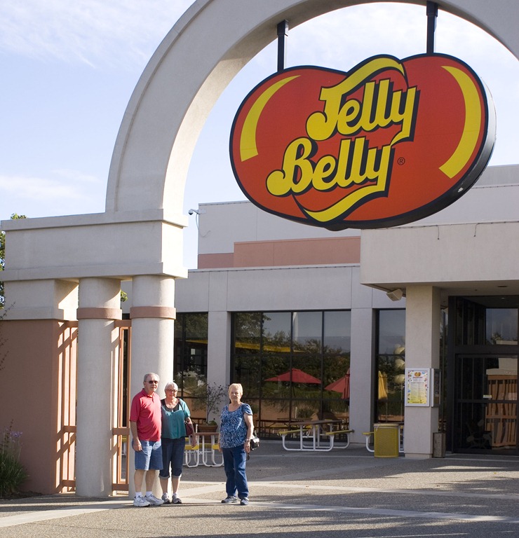 [Jelly Belly Tour Chuck, Rockey, & Hattie 10-22-10[2].jpg]