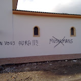 Inscriptions racistes et islamophobes sur les murs de la Grande mosquée de Saint Etienne 