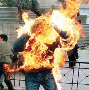Cinq tentatives de suicide par immolation en moins d’une semaine en Algérie : Le feu du désespoir 000f