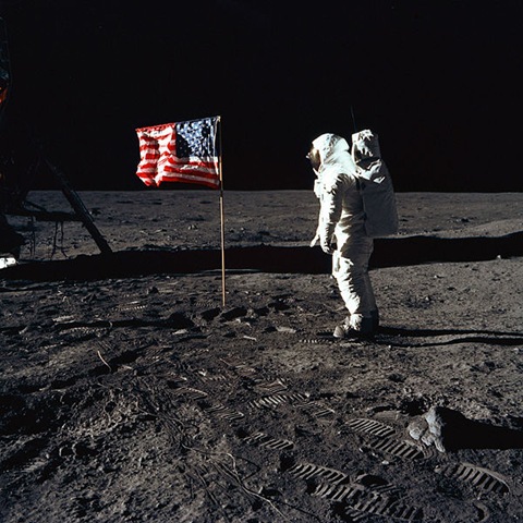 [600px-Buzz_salutes_the_U.S._Flag[6].jpg]