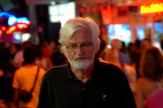 Европейский пенсионер, идущий по делам, на волкинг стрит
