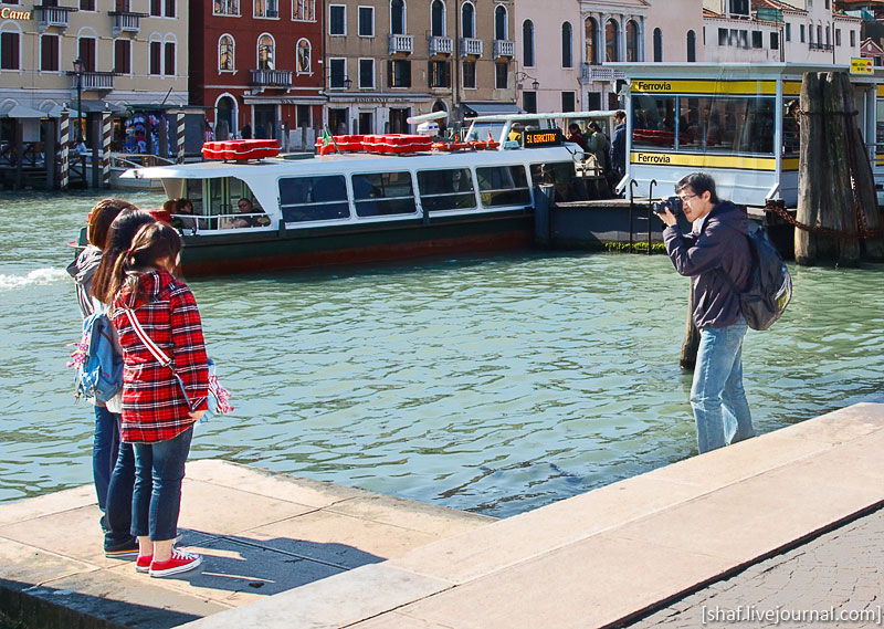 Италия, Венеция, фотографы на набережной Fondamenta Santa Lucia