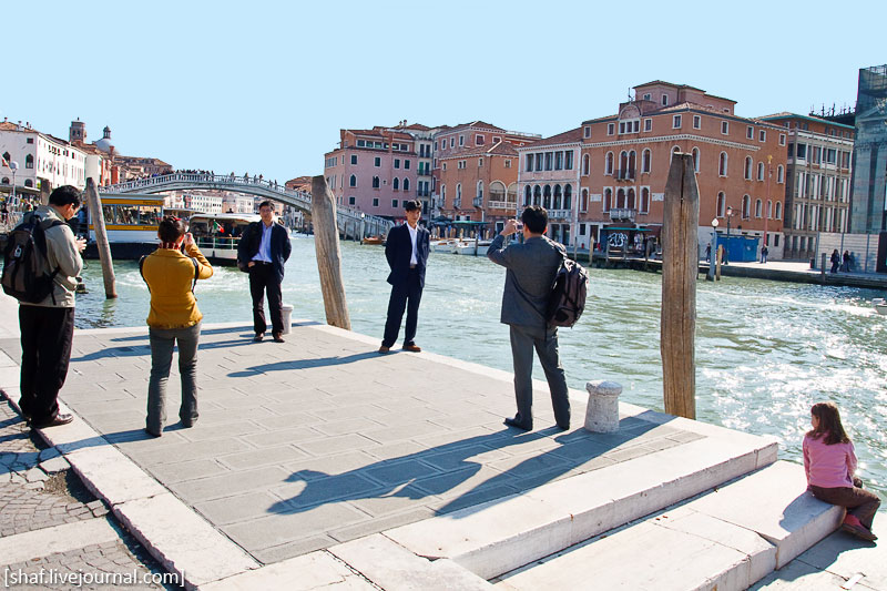 Италия, Венеция, фотографы на набережной Fondamenta Santa Lucia