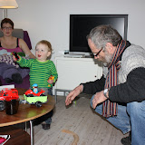 Morfar og Theodor leger med Brio tog &ndash; 14-mar-2010