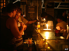 Restaurante de Copacabana recorre à luz de velas para prover iluminação durante apagão de novembro de 2009