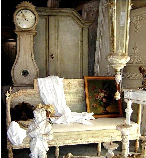 [gustavian-settee-french-gray-blue-clock-antiques-brocante-flea-market-home-room-eclectic-ideas-wood-furniture-decorating[5].jpg]