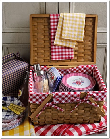 gingham-picnic-basket-de-74713695