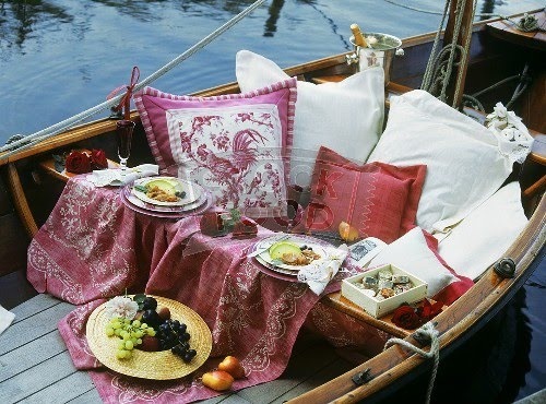[Romantic picnic for two on a boat-276595[4].jpg]