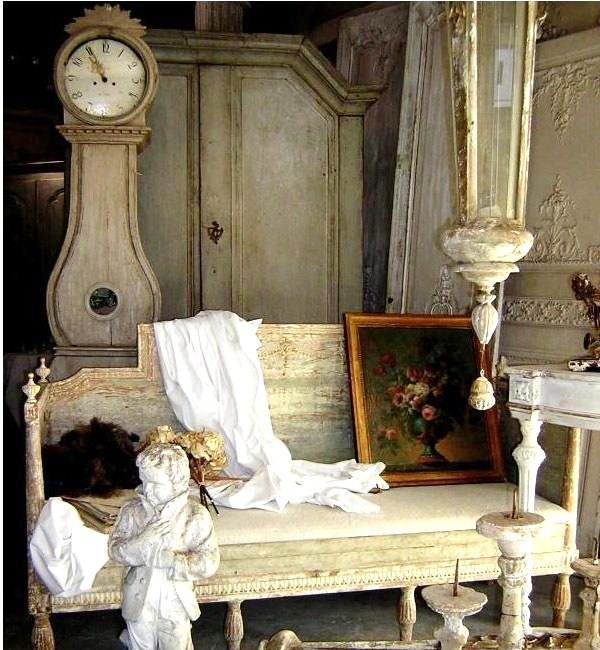 [gustavian-settee-french-gray-blue-clock-antiques-brocante-flea-market-home-room-eclectic-ideas-wood-furniture-decorating[6].jpg]
