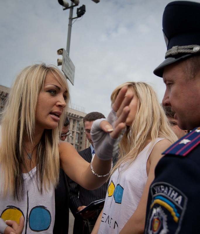 FEMEN podczas spaceru z policją 