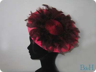 TO284_Tocado ala fucsia_pluma burdeosv1_1 TO284_Tocado ala fucsia_pluma burdeosv1_1
