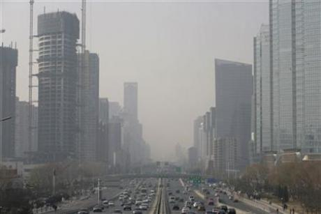 Buildings are seen on a hazy day in Beijing January 26, 2010. Beijing's Mayor Guo Jinlong said on Monday that the Chinese capital faces an 'extremely serious' pollution problem, unveiling a target for 'blue sky days' below the number achieved for all of 2009. REUTERS / Jason Lee