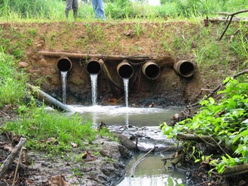 Produced water poisoning a stream in Ecuador. chevrontoxico.com