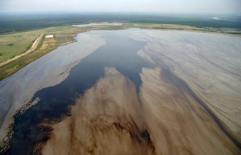 This tailings pond is about five kilometers long and is located to the north of the Syncrude oil sands operation. Photo: David Doodge, Pembina Institute