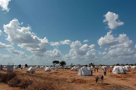 An influx of new refugees from Somalia has stretched the already-thin resources available in Dadaab. (&copy;2006 Erin Lubin / CARE) 