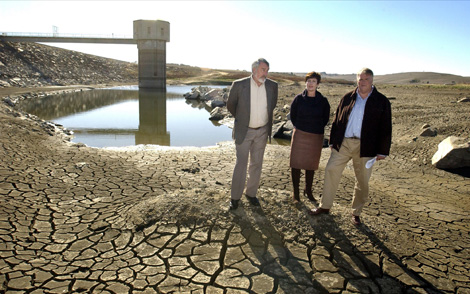 Kim Beazley still finds cracks in the Coalition's water strategy. Here he is pictured on a visit to Pejar dam in Goulburn. With him are Goulburn Mayor Paul Stephenson, and Senator Ursula Stephens. Photo: AAP