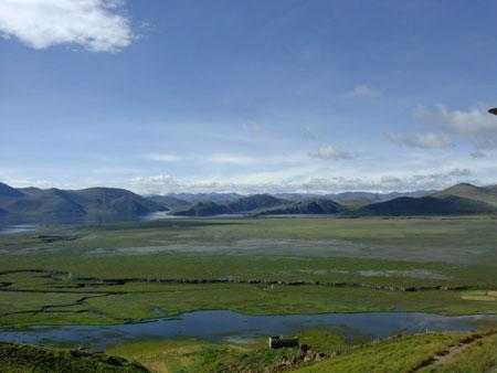 Taken while facing south on the Tibetan plateau near Tingri, close to the Mount Everest base camp, at an elevation of 4380m above sea level, this photo illustrates the &lsquo;water tower&rsquo; function of the Himalayas. Credit: A. Hamer