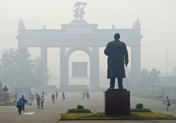 Smoke veiling a Lenin statue Monday at the All-Russia Exhibition Center, 3 August 2010 Medvedev declared emergencies in seven regions, including the Moscow region. Vladimir Filonov / Moscow times