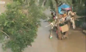 Refugees hit by the worst flooding in Pakistan's history wait for government help in a makeshift treehouse, 9 August 2010. Pakistan's military has been using helicopters to drop food to people in the Kot Addu and Sanawa areas of Punjab province. BBC