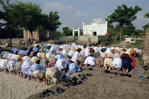 Pakistani flood-affected people offer Eid al-Fitr prayers at a field in Ghazi Ghat near Multan, Pakistan, 11 Sep 2010. AP
