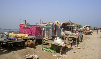 A spontaneous settlement at the Supro Bund, Pakistan, 2010. &copy; Sumaira Jajja / IRIN