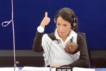 European Parliament MP voting in favor of raising maternity leave from 14 to 20 weeks in the EU. AFP / Getty Images