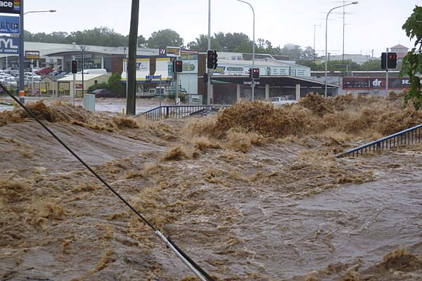A street is covered by a flash flood in Toowoomba on January 10, 2011. DANIEL MUNOZ / Reuters