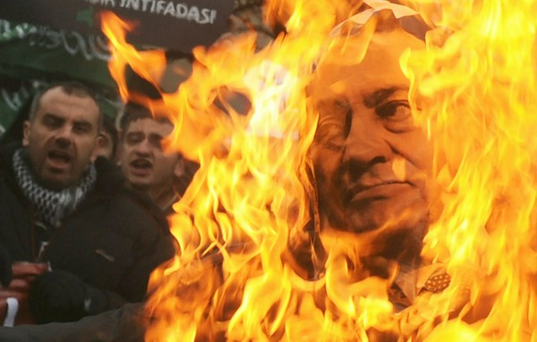 Turkish Muslims burn a picture of Egyptian President Hosni Mubarak on 30 January 2011 during a protest against his regime in front of the Egyptian consulate in Istanbul. BULENT KILIC, AFP / GETTY IMAGES