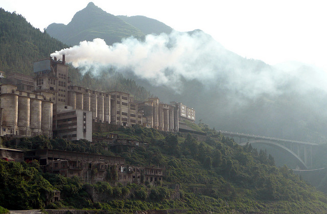 A coal plant belches smoke out on the bank of the Yangtze River, July 9, 2008. ishmatt / flickr.com