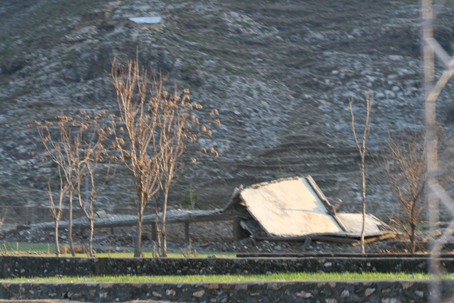 Partially collapsed builiding in northwestern Pakistan remains unrepaired since last year's floods, Feb. 17, 2011. Mujeeb Ur Rehman / VOA