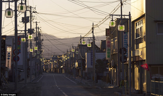 Not a living soul in sight: An empty street under the surreal light of an evening in the Fukushima exclusion zone, 12 April 2011. Getty Images / dailymail.co.uk
