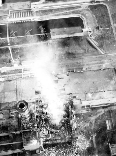 Aerial view of the damaged core at Chernobyl. Roof of the turbine hall is damaged (image center). Roof of the adjacent reactor 3 (image lower left) shows minor fire damage. inibelogieqwa.blogspot.com