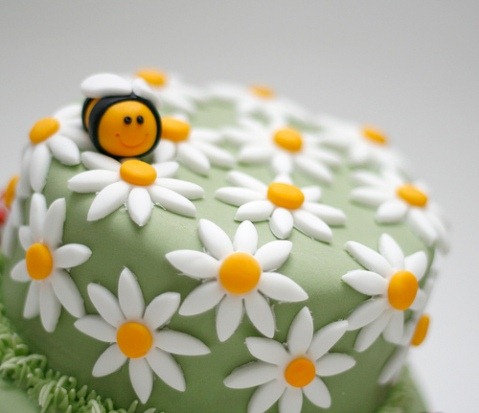 [cute-food-bee-cake[4].jpg]