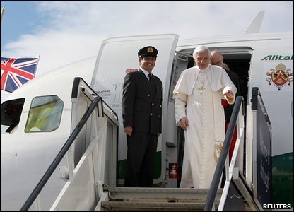 [_49125369_pope_arrive_edin_airport_reuters[5].jpg]