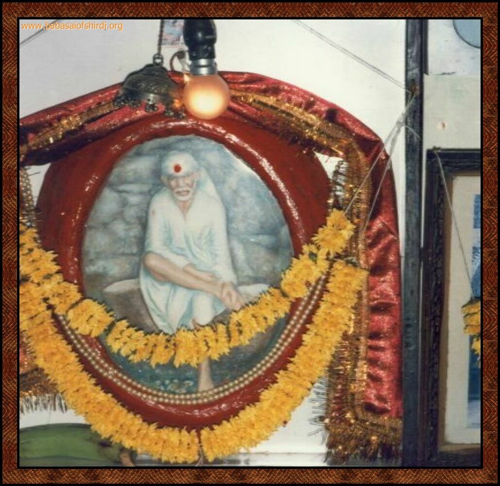 [Sai Baba_photo_at_Dabholkars_home[8].jpg]