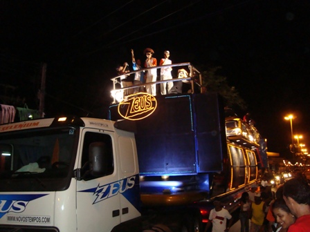 Dupla DDD em trio-elétrico no II Vou Louvar, um dos muitos eventos com a Dupla!