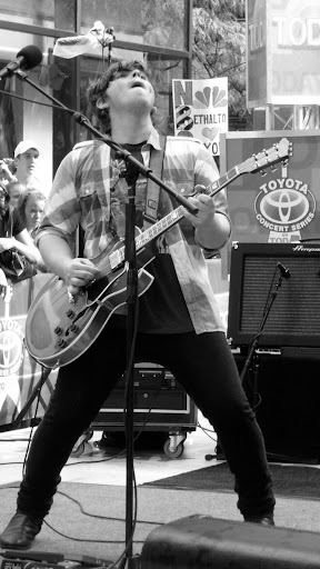 Matthew Followill plays his solo on Use Somebody